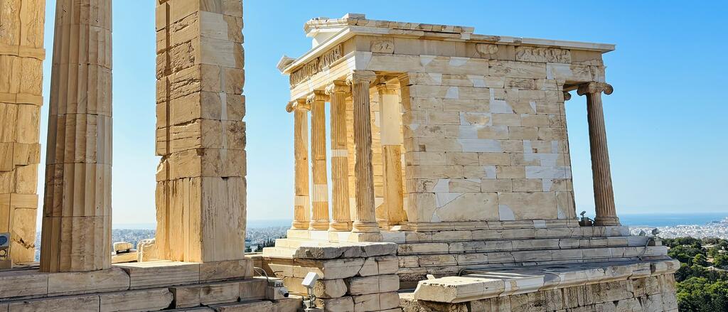 Tempelanlagen der Akropolis in Athen in der Morgensonne.