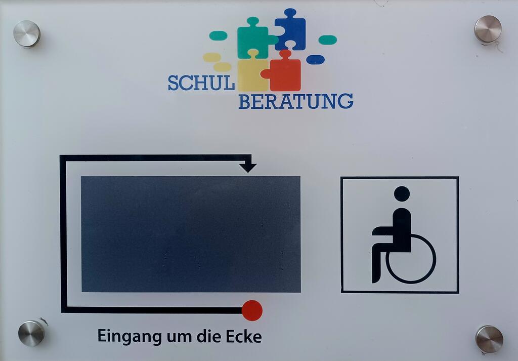 Schild Eingang Rollstuhl Staatliche Schulberatungsstelle für Niederbayern
