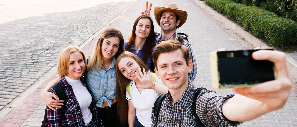 Eine Schülergruppe macht ein Selfie