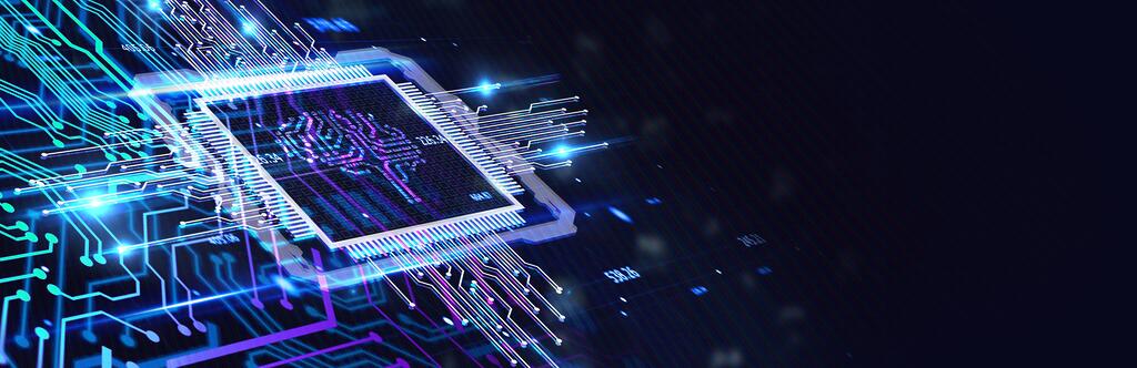 Dunkler Hintergrund, leuchtende Linien einer Platine, im Vordergrund ist ein Hauptprozessor (CPU)