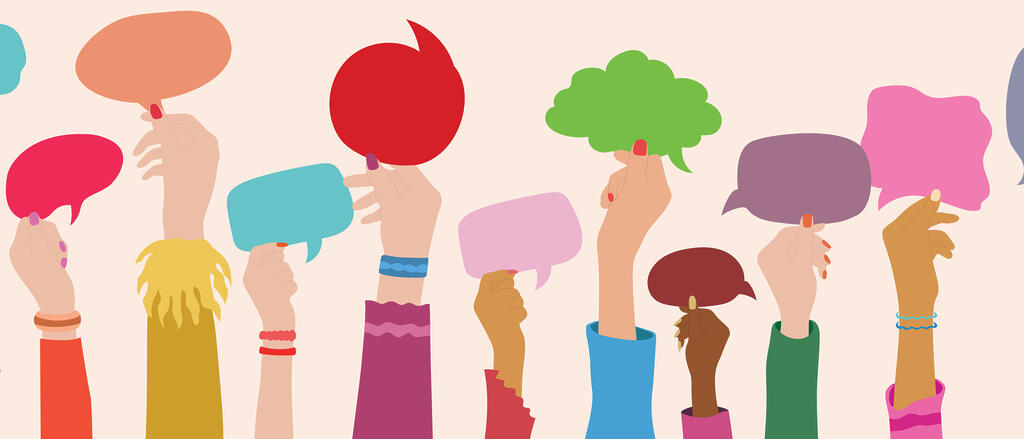 Multi-ethnische Gruppe von Händen hält Sprechblasen