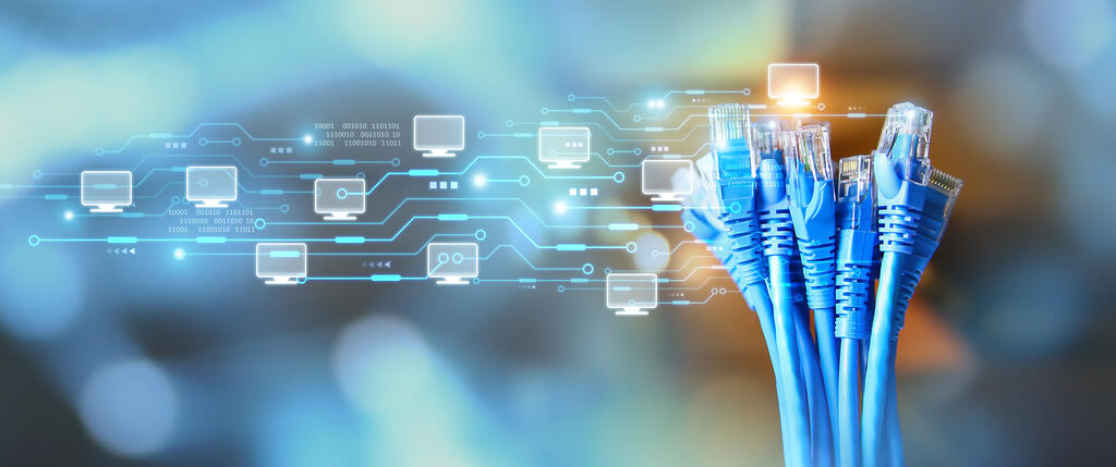 Ein Bündel von Netzwerkkabeln vor einem blauen, abstrakten Hintergrund.