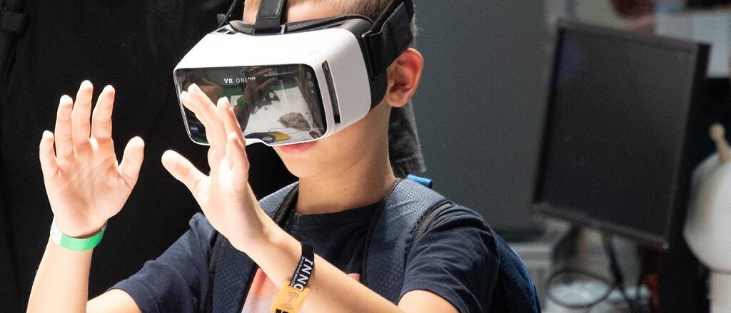 Junge mit VR-Brille