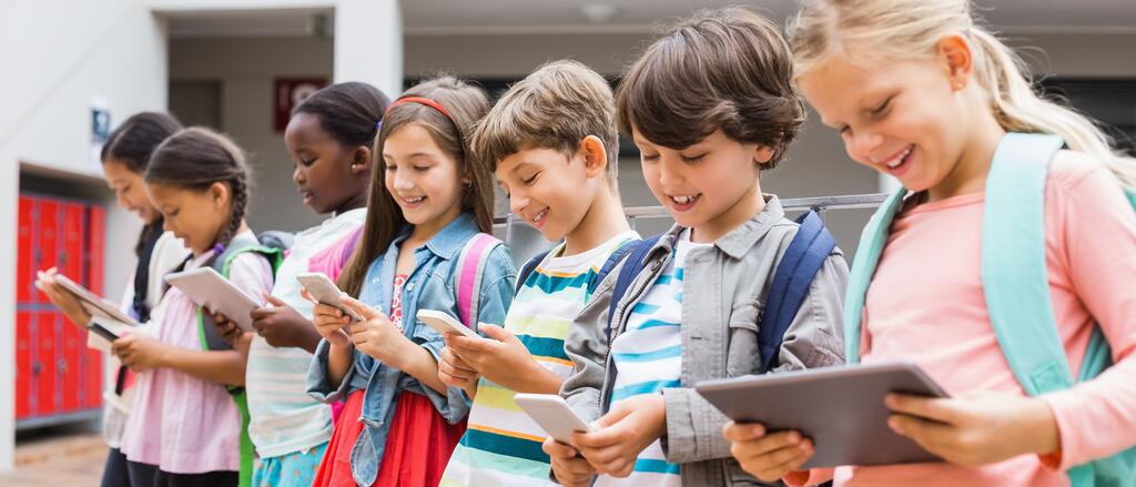 Schülerinnen und Schüler arbeiten mit digitalen Endgeräten