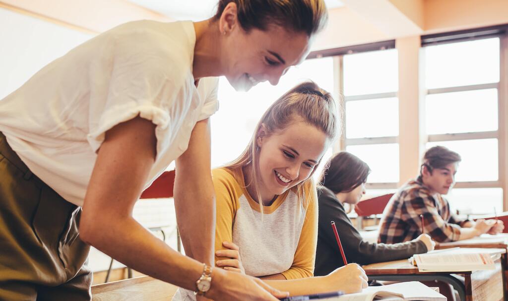 Lehrerin erklärt Schülerin Unterrichtsstoff