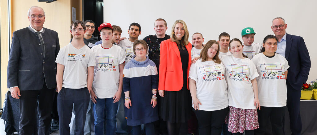 Kultusministerin Anna Stolz nach der Unterzeichnung