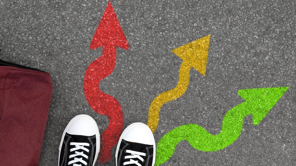 Symbolbild: Drei verschiedenfarbige Pfeile auf dem Boden