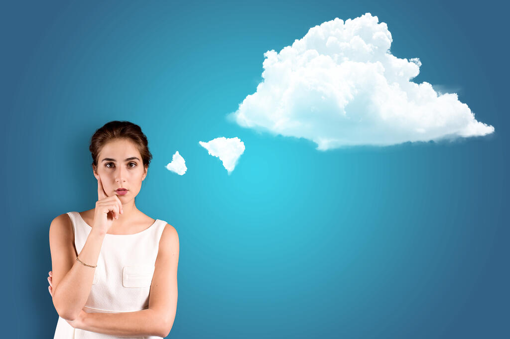 Junge Frau steht vor blauem Hintergrund, sie macht ein nachdenkliches Gesicht. Neben ihr findet sich eine weiße Wolke, die die Gedankenblase zeigt