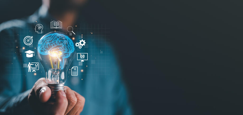 Symbolbild: Hand hält stilisierte Glühbirne