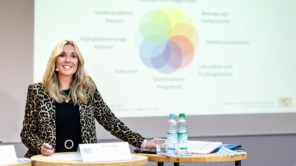 Kultusministerin Anna Stolz gibt Neurungen zum Schulstart bekannt