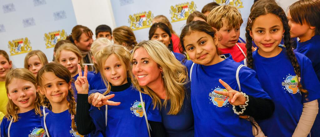 Kultusministerin Anna Stolz (mittig) mit Schülerinnen und Schülern der Schulen mit dem Schulprofil Inklusion. 