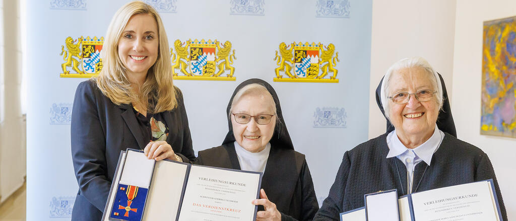 Kultusministerin Anna Stolz (links) vergibt das Bundesverdienstkreuz am Band an Schwester Godrika Vilsmeier (mittig) und Schwester Annunciata Unterreiner
