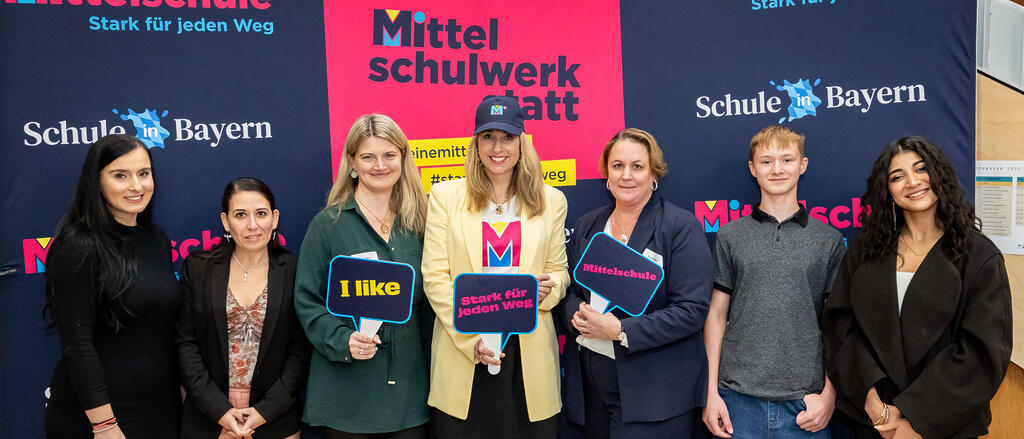 Kultusministerin Anna Stolz (mittig) mit Schülerinnen und Schülern sowie Lehrkräften der Mittelschule