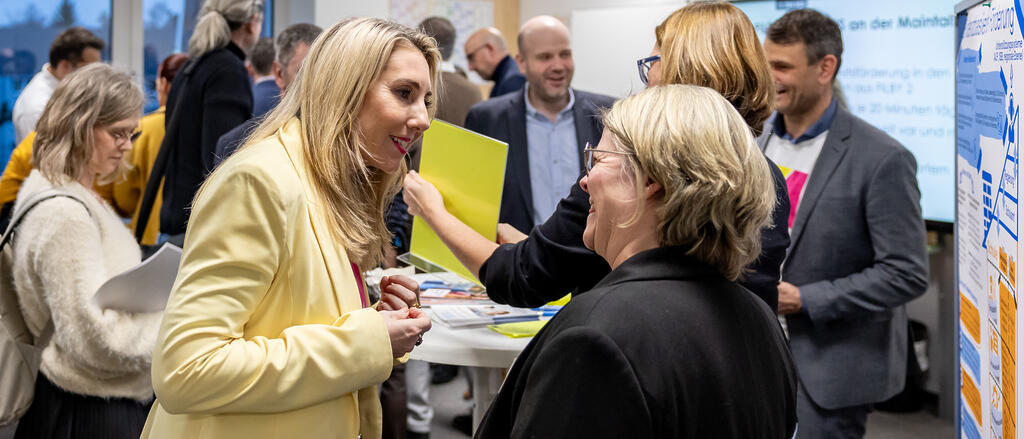 Kultusministerin Anna Stolz im Gespräch mit einer Dame