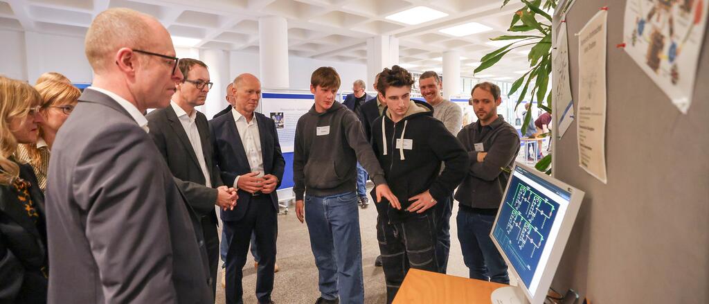 Schulbesuch PIZ: Zwei Schüler präsentieren ihre Zukunftstechnologien am PC. 