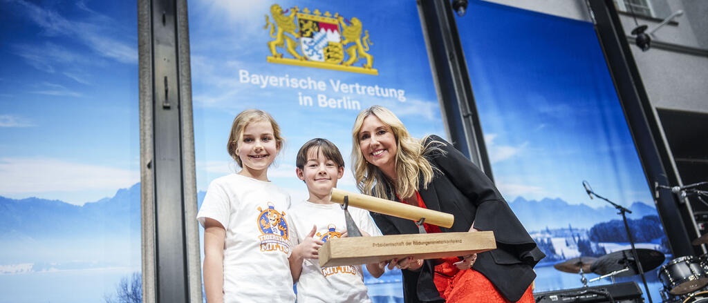 Kultusministerin Anna Stolz bei der Staffelstabübergabe in Berlin mit zwei Kindern. 
