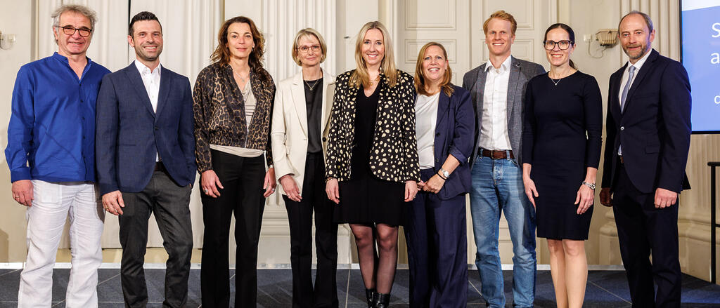 Kultusministerin Anna Stolz (mittig) bei der Auszeichnungsveranstaltung in der Münchner Residenz