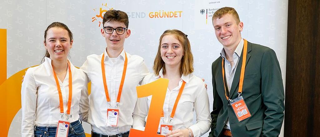 Schülerinnen und Schüler bei der Auszeichnungsveranstaltung zum Wettbewerb "Jugend gründet"